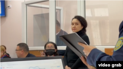 "Бұрынғы күйеуін өлтіру үшін киллер жалдаған" деген айып тағылған Эльвира Еркебаева (оң жақта тұрған) мен оның сыбайласы Максим Кузнецовтың соты (видеодан скриншот)