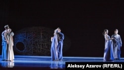 "Қарагөз" спектаклінен көрініс