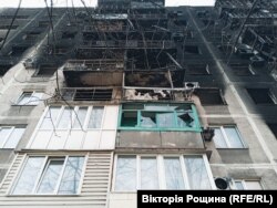 Спалена житлова багатоповерхівка в Маріуполі. Квітень 2022 року