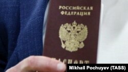 Російський паспорт, фото ілюстративне