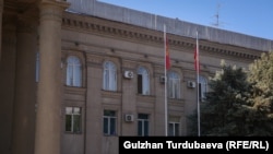 Өкмөт үйүнүн имараты. 