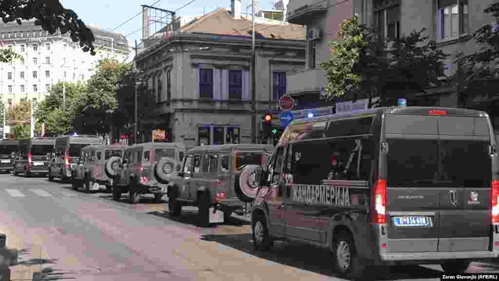Pored policije, na ulicama grada je i žandarmerija (Beograd, 4. jul)