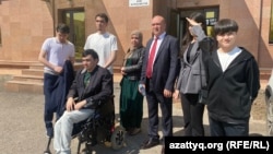 Переехавший в Казахстан уроженец Афганистана Абдул Халил Наджибулла со своей семьей. Астана, 25 апреля 2025 года