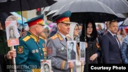 Liderul de facto al regiunii transnistrene, Vadim Krasnoselski (al doilea din stânga), participând la manifestațiile de 9 mai de la Tiraspol.