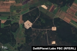 Imazhet satelitore të siguruara nga Planet Labs të 13 gushtit tregojnë katër qendra ku po ndërtohet në Paulauka të Bjellorusisë. Të gjitha objektet janë të lidhura me rrugë.