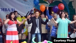 "Восток" қалалық мәдениет және демалыс бағында өткен мүгедек өнерпаздардың шығармашылық фестиваліне қатысушылар. Теміртау, 15 маусым 2013 жыл.
