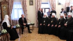 Довоєнна фотографія, Київ, Києво-Печерська лавра, 27 липня 2013 року. Московський патріарх Кирило (ліворуч), президент Росії Володимир Путін (другий зліва), а напроти учасники синоду УПЦ (Московського патріархату), серед яких митрополит Онуфрій (другий справа)