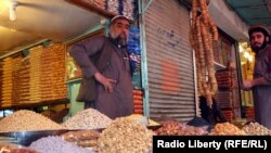 دکانداران نیز تایید میکنند که به دلیل مشکلات اقتصادی مردم نمیتوانند میوه عید بخرند
