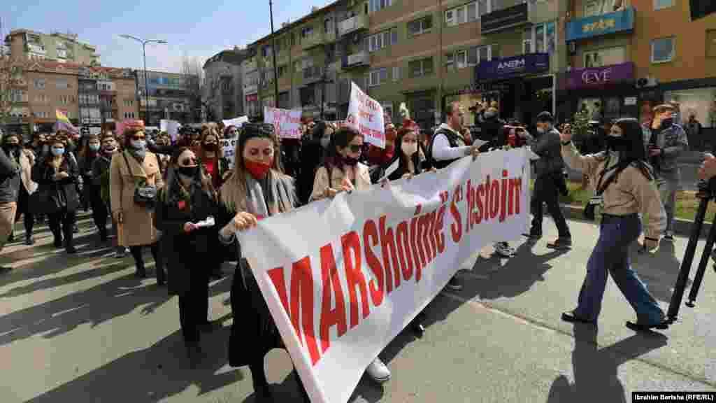 Në Ditën Ndërkombëtare të Gruas në Prishtinë u mbajt marshi tradicional "Marshojmë, s'festojmë".&nbsp;