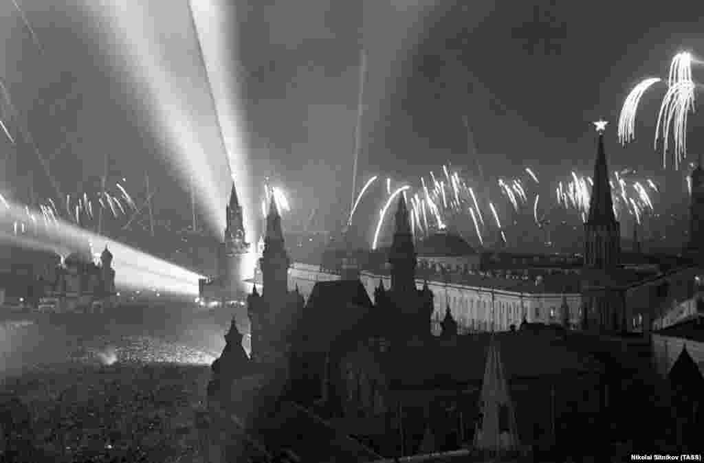 Piața Roșie din Moscova, plină de oameni, în timp ce artificiile explodează în jurul Kremlinului. Un bărbat, care a fost prezent, a declarat pentru mass-media rusească &bdquo;Oameni străini se sărutau spontan între ei. Nu-mi amintesc de o asemenea unitate a oamenilor cum a fost pe 9 mai 1945; eram cu toții unul și același - ruși, tătari, uzbeki și georgieni - toți eram uniți ca niciodată &rdquo;.