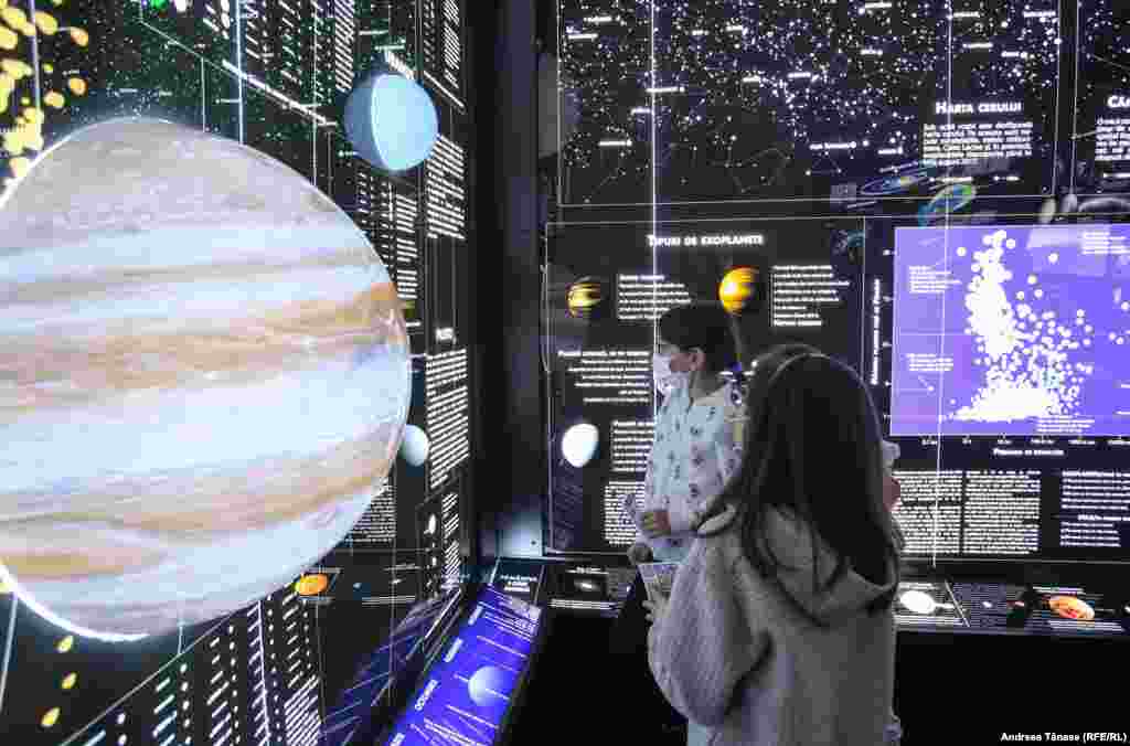 Două fete vizitează expoziția de la Observatorul Astronomic&nbsp;&bdquo;Amiral Vasile Urseanu" din București, cu ocazia &bdquo;Nopții Muzeelor&rdquo;.