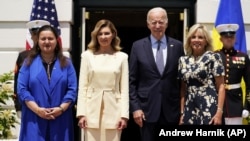 Зліва направо: посол України в США Оксана Маркарова, перша леді України Олена Зеленська і президент США Джо Байден зі своєю дружиною Джилл Байден. Вашингтон, 19 липня 2022 року