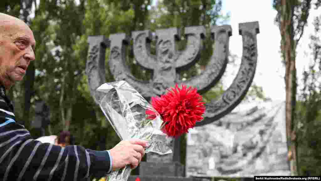 Пам'ятник &laquo;Менора&raquo; (світильник) &ndash; присвячений вбивству мирного єврейського населення Києва