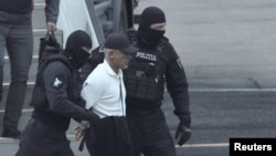 După ce a fost extrădat din Grecia, pe 25 septembrie, oligarhul Vladimir Plahotniuc a fost dus de la Aeroportul Internațional Chișinău direct la Penitenciarul nr. 13 din Republica Moldova. 