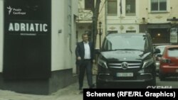 Цього разу депутат Арістов залишив ресторан через кухню з пакетом в руках