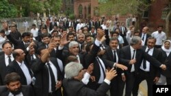 په پاکستان کې وخت وخت وکیلان د خپلو غوښتنو لپاره له عدالتونو پرېکون او مظاهرې کوي ـ پخوانی انځور.