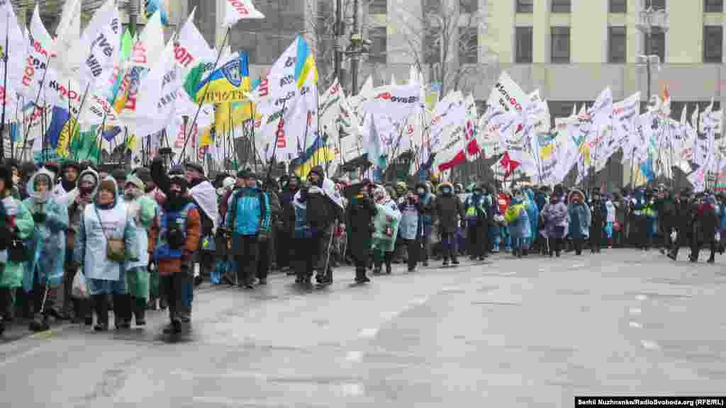 Тримали плакати: &laquo;Високі тарифи &ndash; геноцид для народу&raquo;, &laquo;Ми платимо податки, а доведеться хабарі&raquo;. &laquo;Владі потрібні наші хабарі?&raquo;, &laquo;Дайте працювати!&raquo;, &laquo;Не заганяйте бізнес в тінь! Не робіть з нас нелегалів!&raquo;