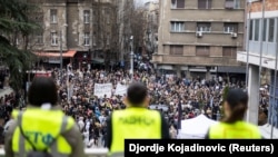 Detalj sa 22-časovne blokade zgrade Radio-televizije Srbije u Beogradu, 11. marta 2025. 