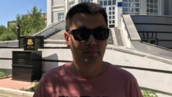 Алибек Молдин у здания суда в Актобе. 8 июня 2019 года.