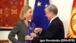 Кыргызстандын мурдагы президенти Алмазбек Атамбаев Федерика Могеринини "Достук" ордени менен сыйлап жатат. 9-ноябрь, 2017-жыл. Бишкек. 