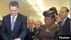 Armenian Prime Minister Tigran Sarkisian (left) and World Bank Managing Director Ngozi Okonjo-Iweala inaugurate the bank's new Yerevan office on October 17.
