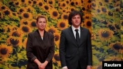 Prim-ministrul Danemarcei, Mette Frederiksen, îl întâmpină pe prim-ministrul Georgiei, Irakli Kobahidze, înaintea unei reuniuni a Comunității Politice Europene (EPC) la Copenhaga, pe 2 octombrie 2025.