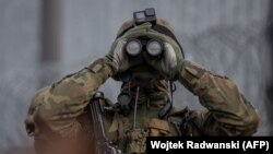 Un soldat polonez la granița cu Belarus, în martie 2025.