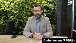 Analistul Radu Magdin, în redacția Europei Libere, în așteptarea rezultatelor de la primul tur de scrutin al prezidențialelor din noiembrie 2024.