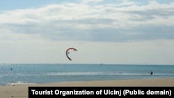 Još se ne zna ko će zakupiti devet kupališta na Velikoj plaži u Ulcinju za koje je na tenderu prvorangiran arapski biznismen Mohamed Alabar. Foto: Velika plaža