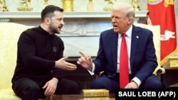 Президент США Дональд Трамп і президент України Володимир Зеленський жестикулюють під час публічної суперечки в Білому домі, 28 лютого 2025 року