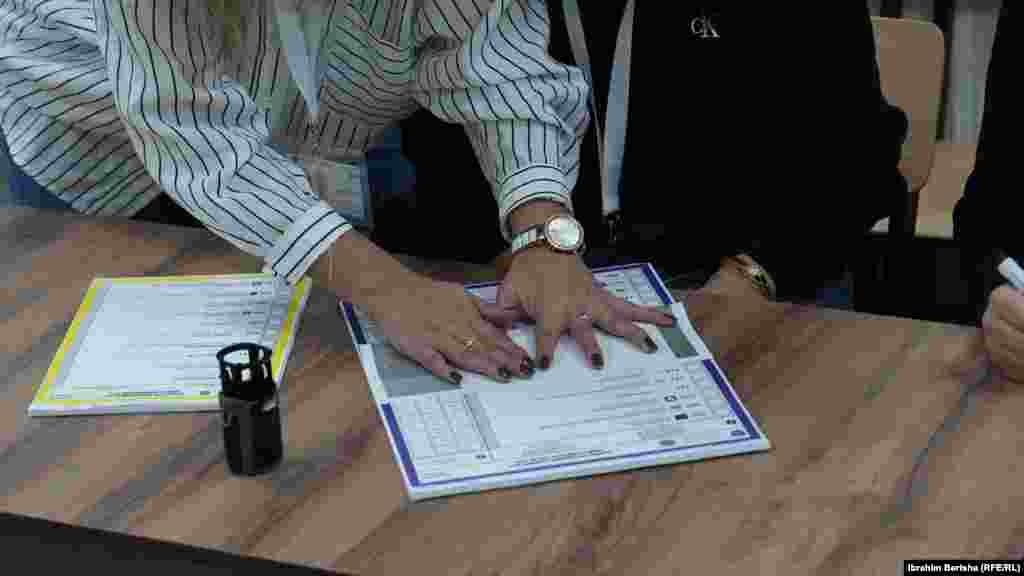 Një zyrtare e Komisionit Qendror të Zgjedhjeve palos fletëvotimin në zgjedhjet lokale në një qendër votimi në Prishtinë, 12 tetor 2025.