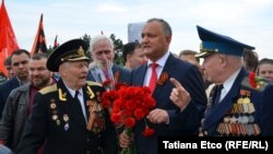 Igor Dodon (centru), de 9 mai la Chișinău
