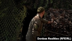 М109 щільно прикрита сітками з усіх боків, а на всю свою висоту – понад 3 метри – вкопана у капонір