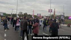 Protest u Beogradu završen je odavanjem počasti žrtvama nesreće na novosadskoj Železničkoj stanici, 11. oktobar 2025.