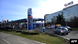 Vozila toče gorivo na benzinskoj pumpi Naftne Industrije Srbija AD (NIS), u većinskom vlasništvu Gaspromnjefta, u Beogradu, 8. januar 2025.