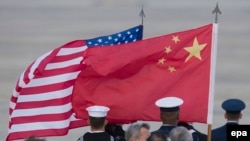 АКШ менен Кытайдын желектери. 