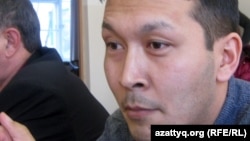 Жеңісбек Молдин судьяның сауалдарына  жауап беріп тұр. Ақтөбе, 20 қаңтар 2012 жыл.