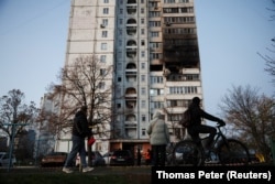 Один із будинків у Києві, що постраждав під час російської атаки, 14 листопада 2025 року