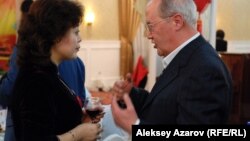 Генконсул Китая Ду Дэвэнь и культуролог Мурат Ауэзов. Казахстан, Алматы, 7 февраля 2013 года.