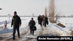 Өзбекстандын ичинде калып калган Кыргызстандын Барак эксклавынын тургундары. Ош облусу, Кара-Суу району, 25-январь, 2013