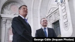 Președintele Klaus Iohannis îl felicită pe procurorul general Augustin Lazăr.