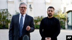 Премьер-министр Великобритании Кир Стармер (слева) и президент Украины Владимир Зеленский общаются со СМИ после встречи с европейскими лидерами по усилению поддержки Украины в Париже, 27 марта 2025 года