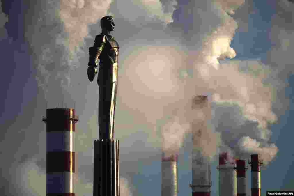 Пара піднімається від ТЕЦ за пам'ятником радянському космонавту Юрію Гагаріну в Москві