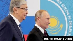 Президент России Владимир Путин и президент Казахстана Касым-Жомарт Токаев на встрече в Омске, 7 ноября 2019 года