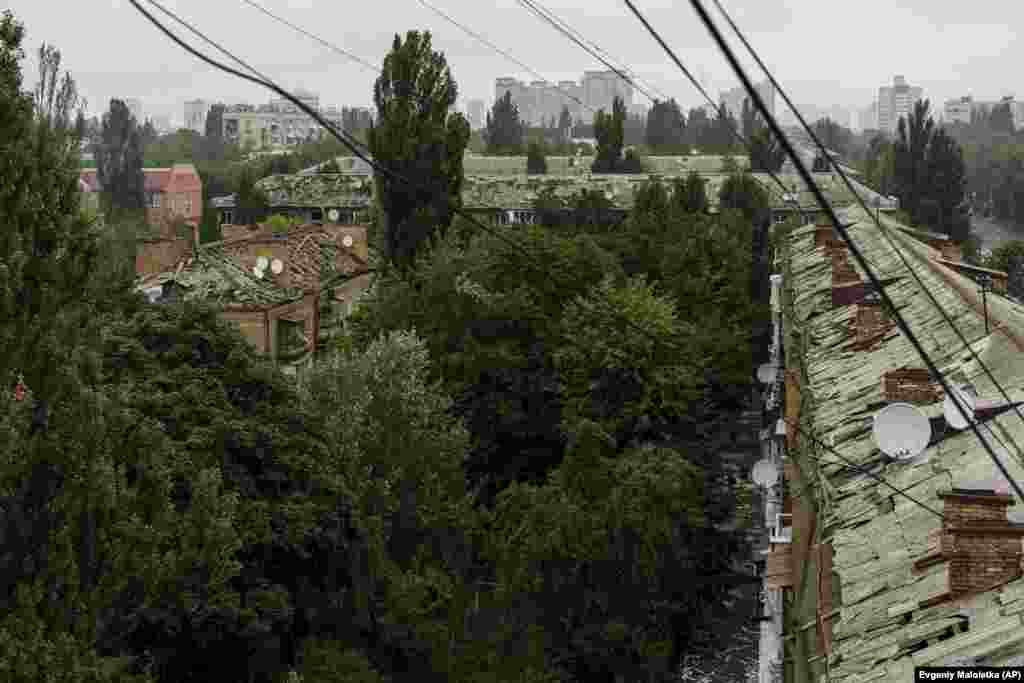 Пошкоджені будівлі внаслідок російської атаки на Київ.Російські військові регулярно з різних видів озброєння – ударними БпЛА, ракетами, КАБами, РСЗВ – атакують українські регіони. Керівництво Росії заперечує, що російська армія під час повномасштабної війни завдає цілеспрямованих ударів по цивільній інфраструктурі міст і сіл України, убиваючи цивільне населення і руйнуючи лікарні, школи, дитячі садочки, об’єкти енергетики та водозабезпечення. Українська влада і міжнародні організації кваліфікують ці удари як воєнні злочини Російської Федерації і наголошують, що вони мають цілеспрямований характер