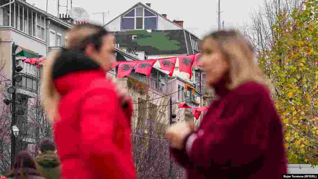 Flamuj kombëtarë shqiptarë të vendosur në sheshin e Prishtinës. 