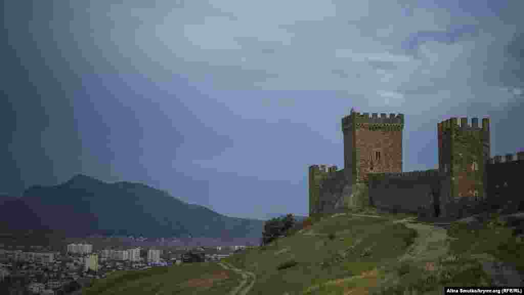 Але таблички на стінах як і раніше нагадують, що це пам'ятник архітектури України