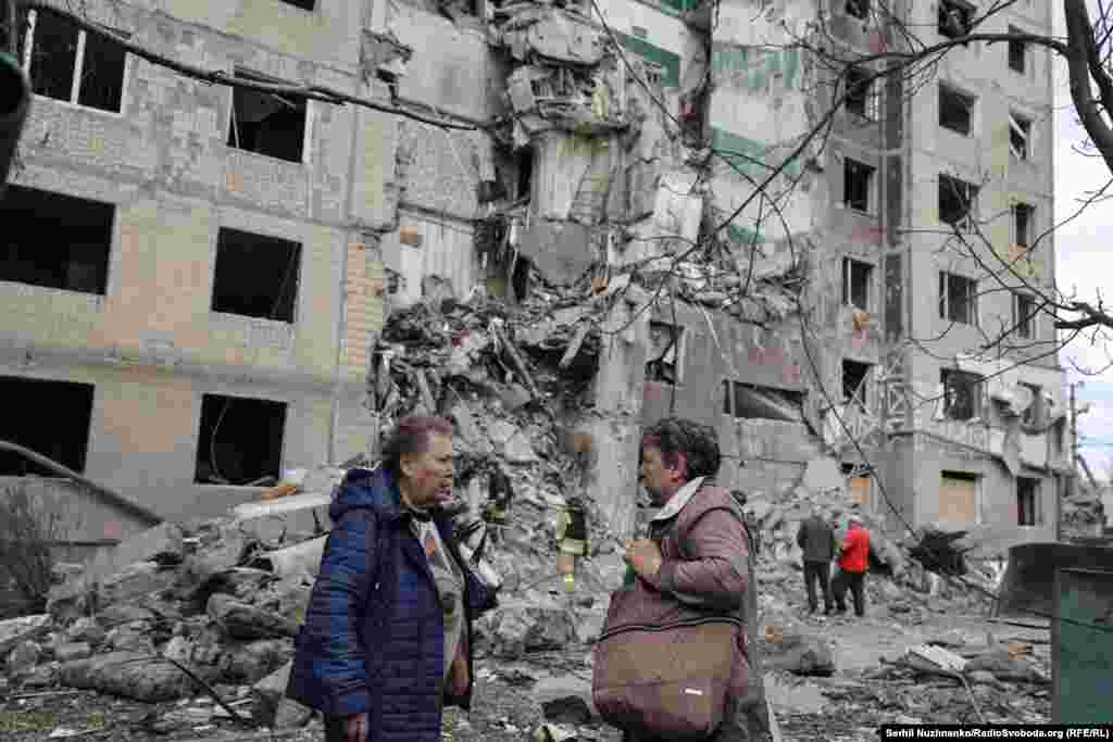 Місцеві жителі біля зруйнованого будинку, Костянтинівка, Донецька область, травень 2025 року