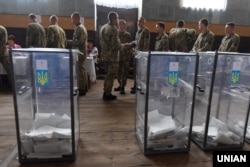 Під час голосування на дострокових виборах до Верховної Ради України. Львівська область, 21 липня 2019 року (архівне фото)