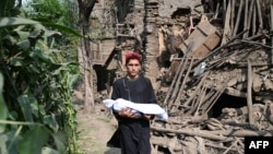 مزار دره کې د زلزلې له امله وژل شوي ماشوم جسد او وران کورونه 